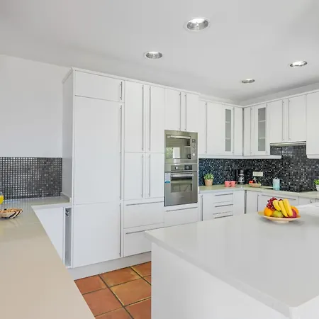 Moderna - Plusholidays *