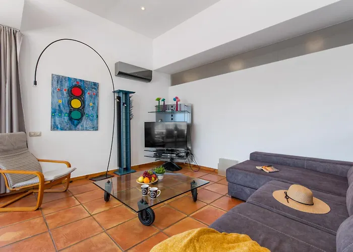 Moderna - Plusholidays