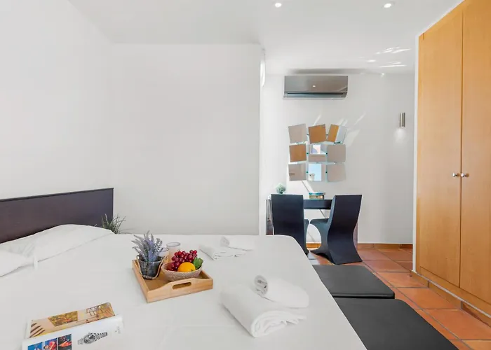 Moderna - Plusholidays