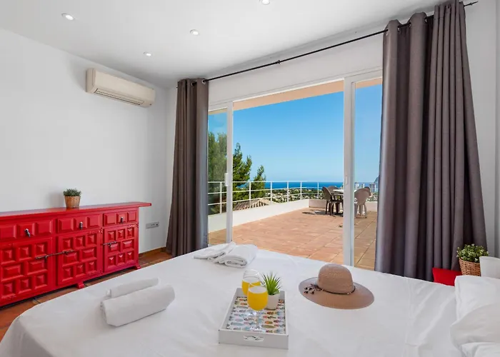 Moderna - Plusholidays * Ifach