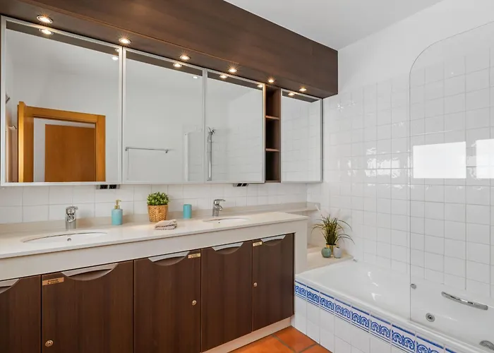 Moderna - Plusholidays * Ifach